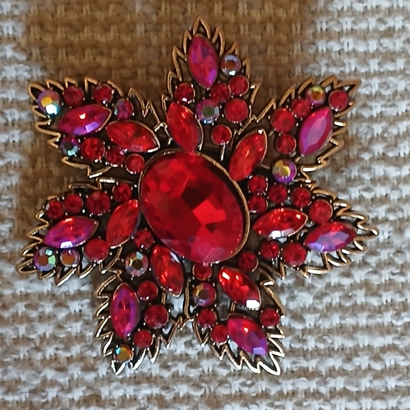 🌲Vibrant Poinsettia Brooch🌲 - Picture 8 of 11